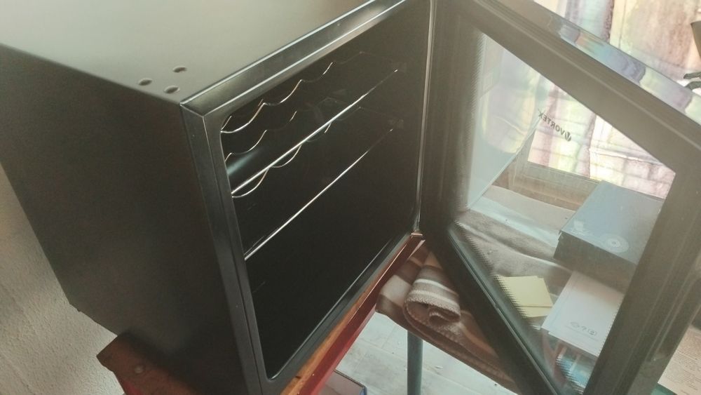 Frigider cu sticla în fata, și compresor , aparat nou