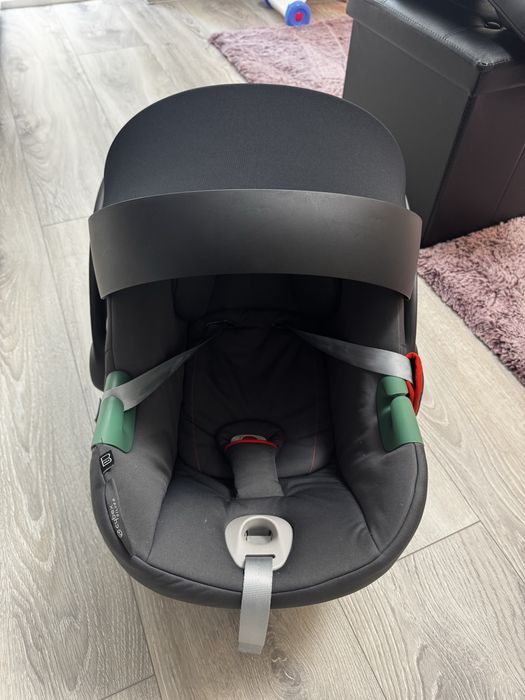 Vând Scoică auto Cybex Aton B2 i-Size + bază ISOFIX Cybex | scor ADAC 1.7 |