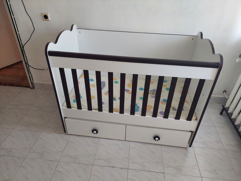 Детско легло 120/60  с две чекмеджета,и има люлеещ механиэам