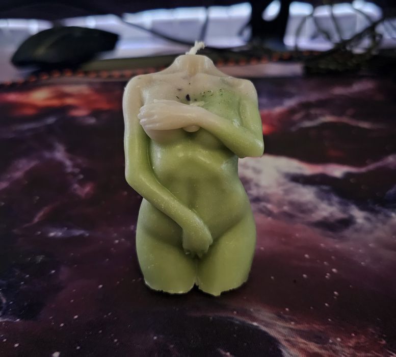 Ароматна свещ на женско тяло