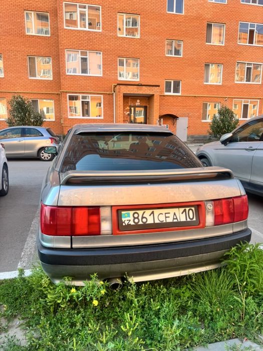 Машина Ауди 80