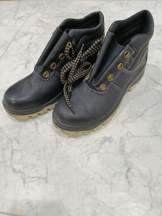 Строительные ботинки.