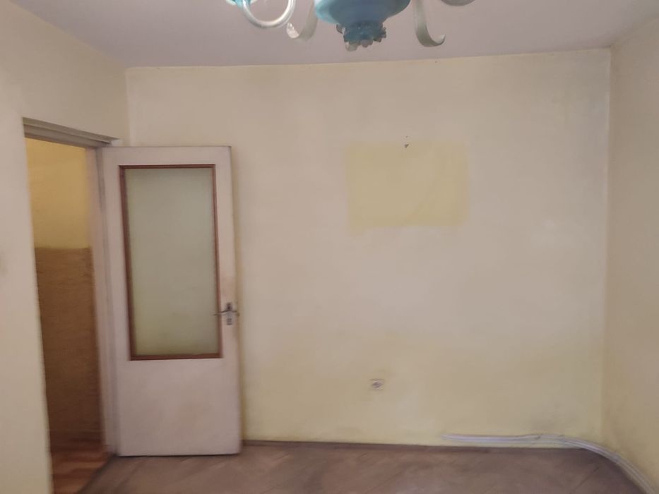 Vând apartament 3 camere în ADJUD