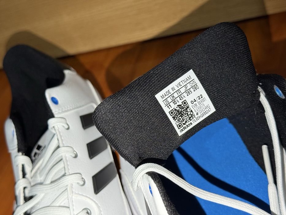 Vând adidași de golf