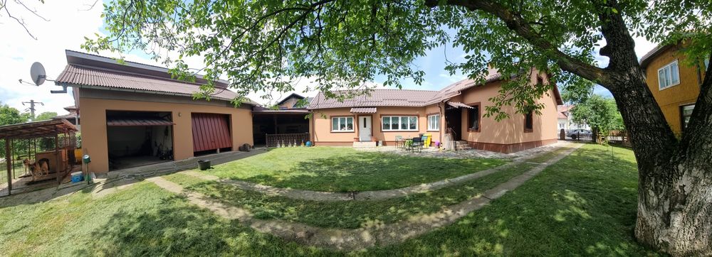 Casa cu 8 camere +teren de 1400 m /Centru Gura Humorului/2 garaje/Foișor