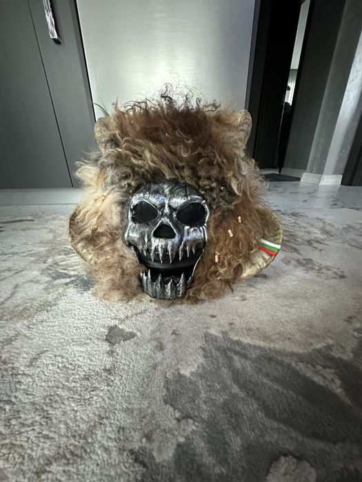 Кукерска маска от каска за мотор