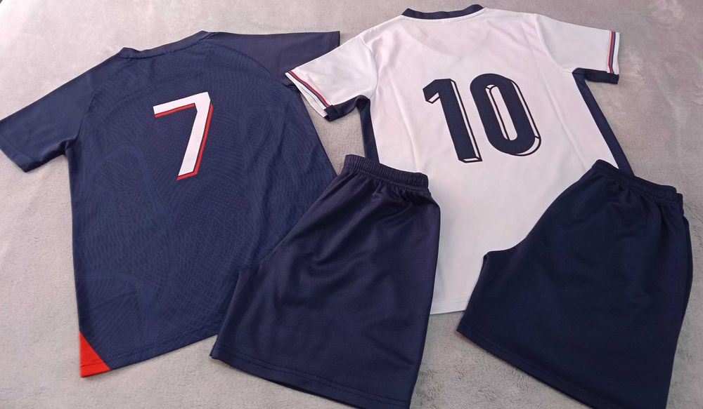 Подарявам детски футболни екипи