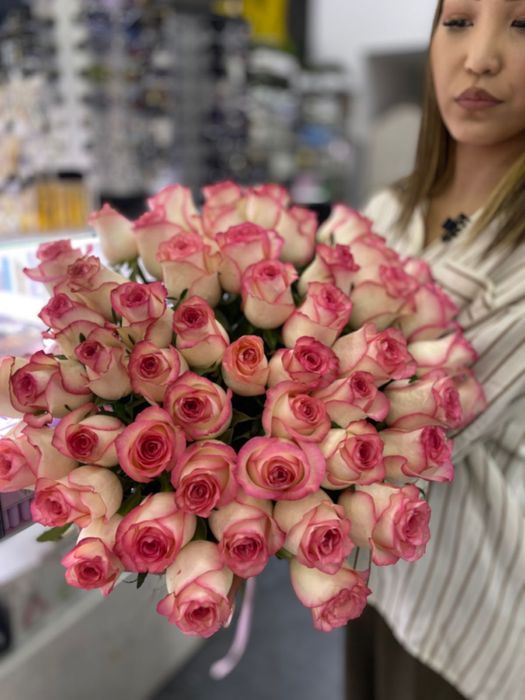 Цветы свежая роза 57 шт