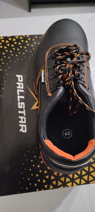 Работни обувки с метално бомбе.