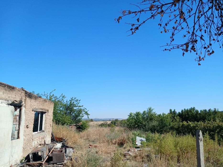Продавам двор 1000 кв.м с ток и вода в с. Бисер