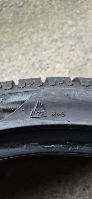 2 anvelope iarna Pirelli 315/30/21.Pretul este pe bucata