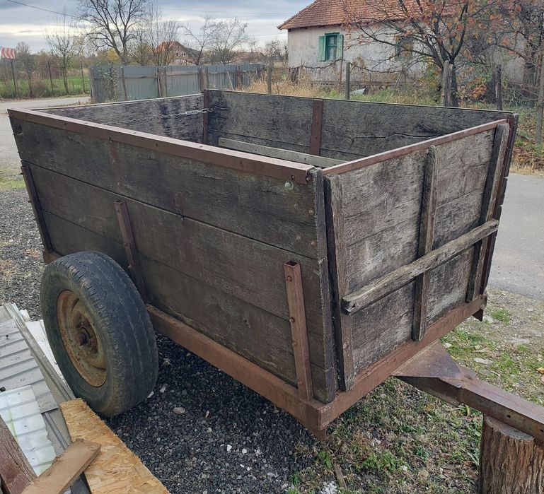 Tractor 45 Cp și remorca