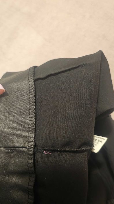 Pantaloni negri scurti din piele