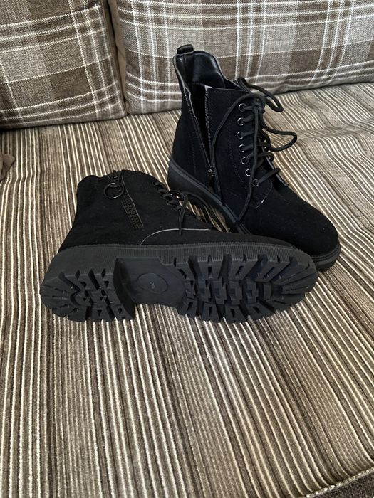 Продаются женские ботинки. Состояние новые