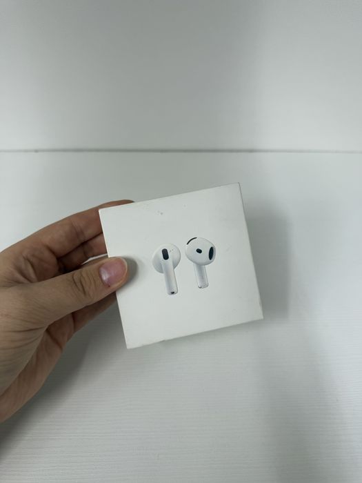 Продам наушники AirPods 4