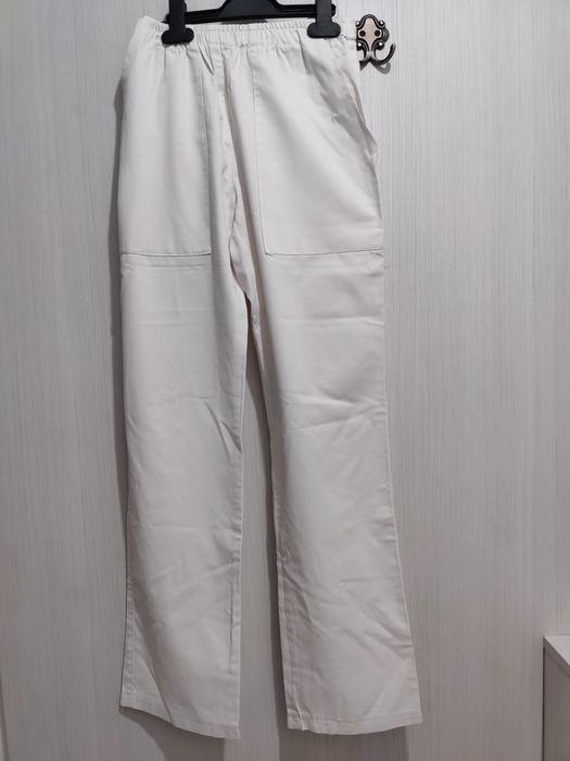 Pantaloni albi pentru asistenți