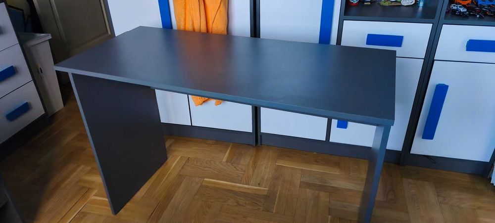 Сиво бюро перфекно за работа в дома