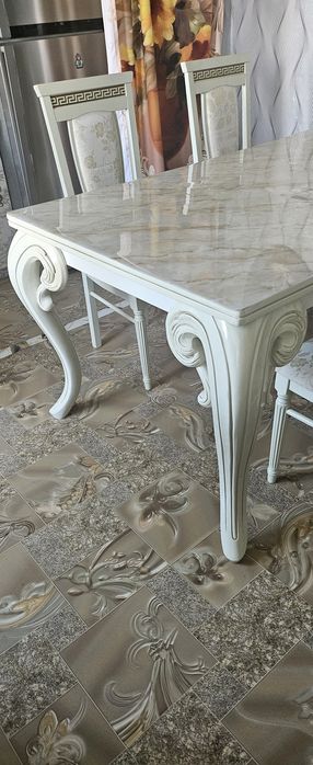 Продавам трапезна маса.
