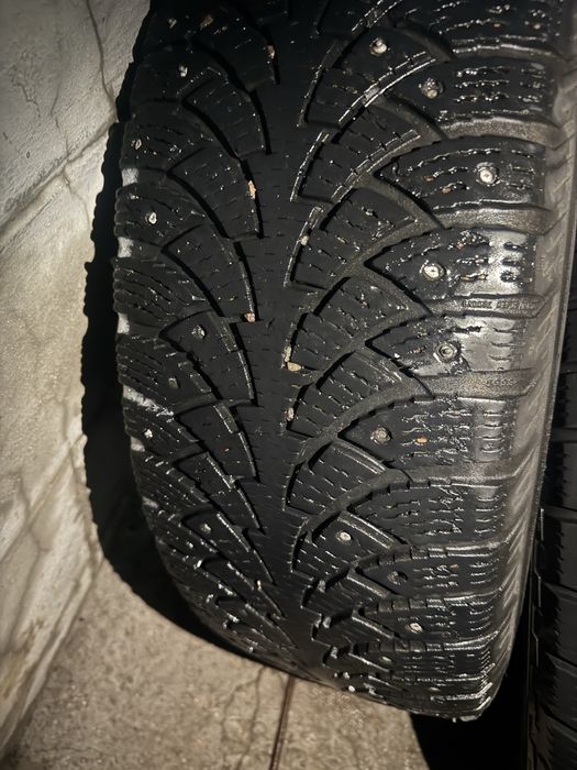 Продам зимнию резину 235/65r17