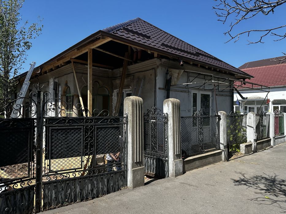 Reparatii acoperisuri montaj tigla metalica dulgherie hidroizolatii