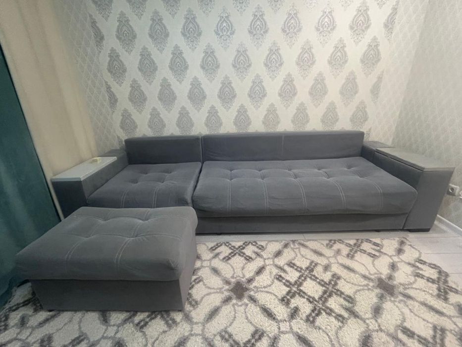 Диван гостинный с пуфом