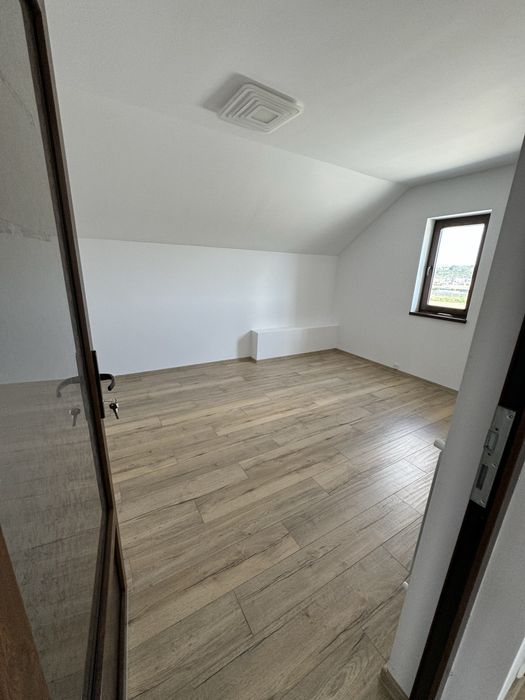 Se inchiriaza etajul 1 (4 camere) al unei cladiri cu parcare