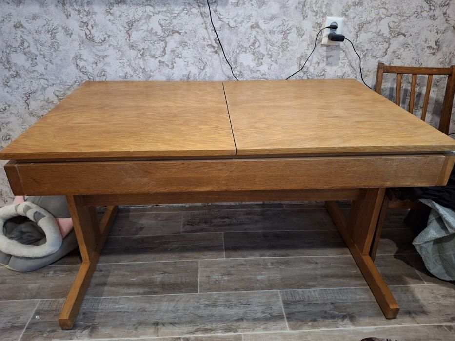 Продам стол дубовый и 4 стула