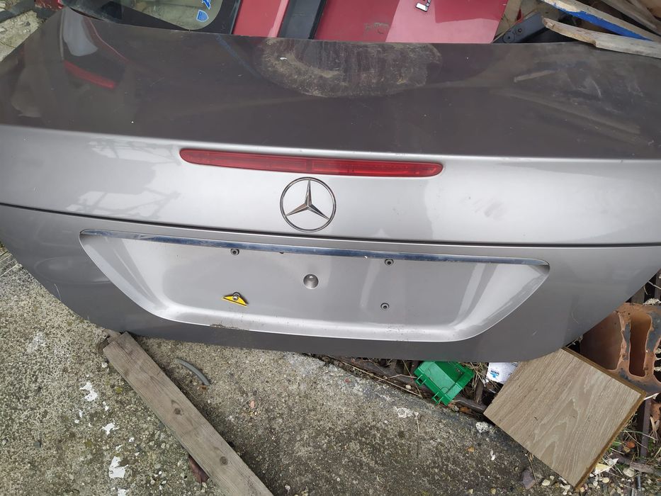 Продавам заден капак за Мерцедес  е класа W211 50 лв / 25.65 евро.