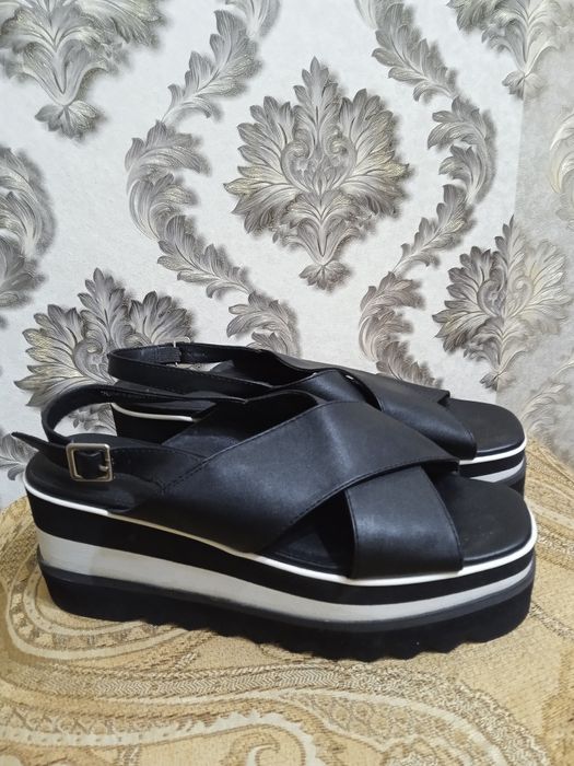 Продаю женские босоножки