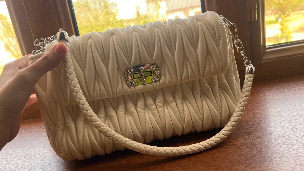 Сумки белая и темно синяя