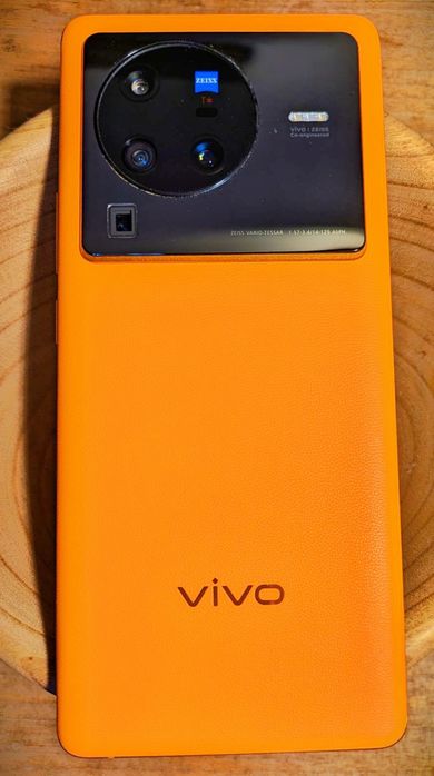 VIVO X80 pro: 512 GB; Zeiss оптика, 4 камери с 2 телеобктива, еко-кожа