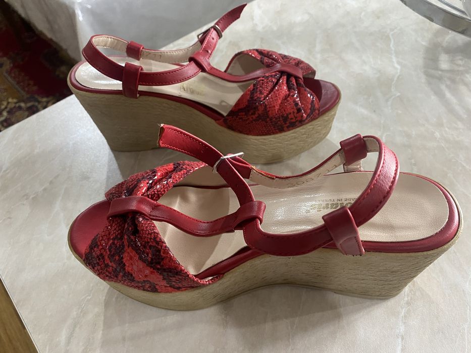 Босоножки на высокой платформе