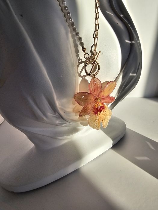 Нежно колие с естествен цвят на орхидея Камбрия.