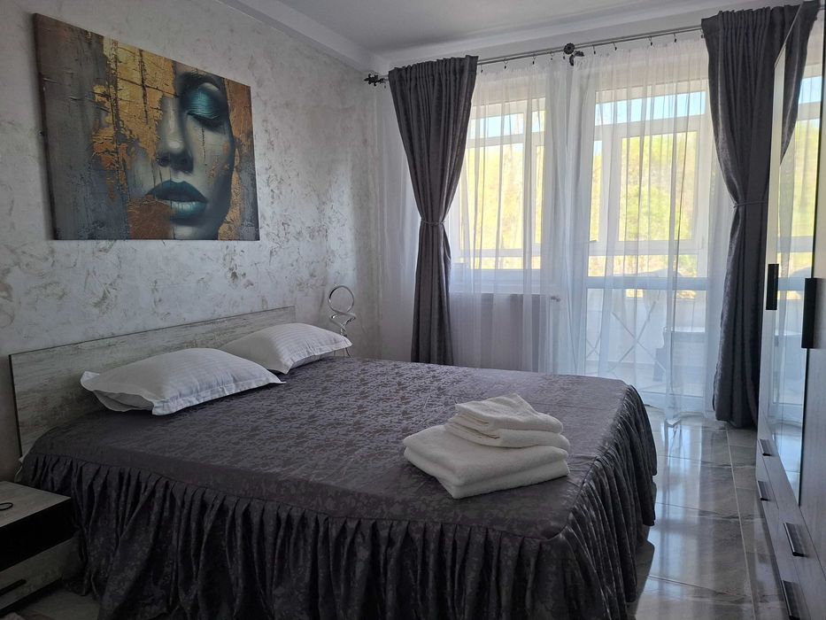 Constanta,apartament 3 camere, central de inchiriat pe termen lung,renovat utilat,mobilat,gaz,3 balcoane,vedere port