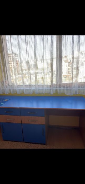 Продавам 2 бюра, размерите на всяко бюро са 60см / 110см / вис.75см