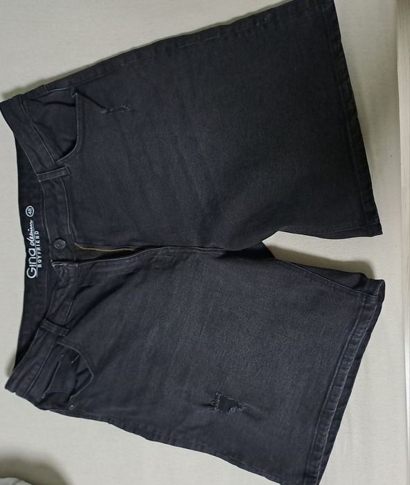 Pantaloni scurti de blugi