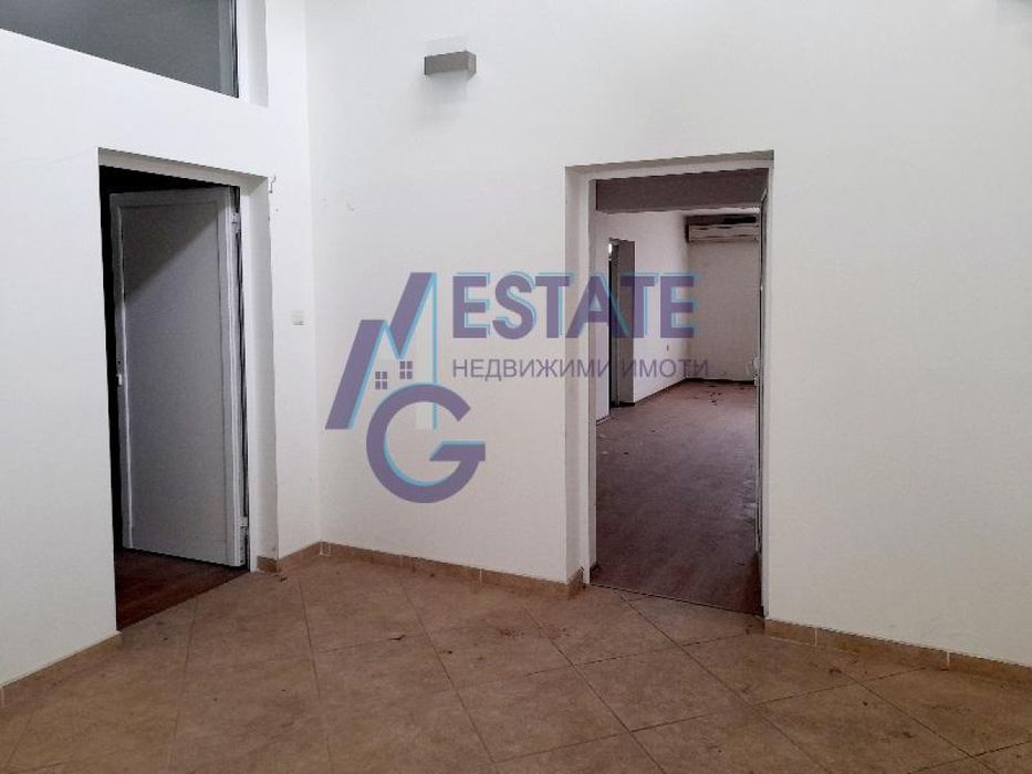 Промишлена сграда хале с административна част в Южна Промишлена