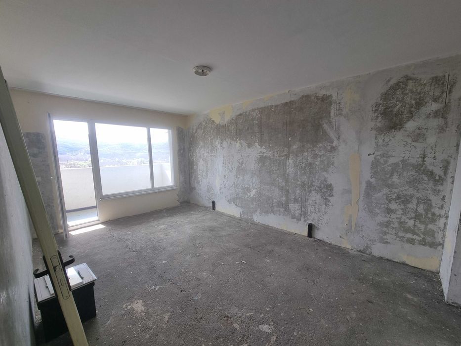 Двустаен апартамент за продажба в саниран блок в кв. Струмско