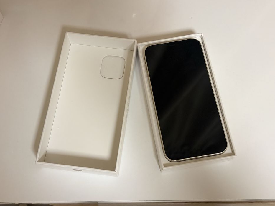 *Apple Iphone 12*