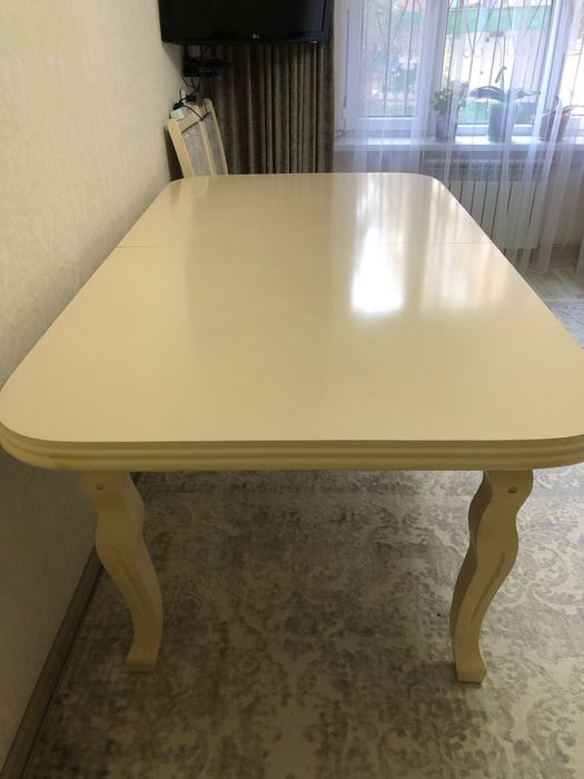 Стол для гостиной или кухни