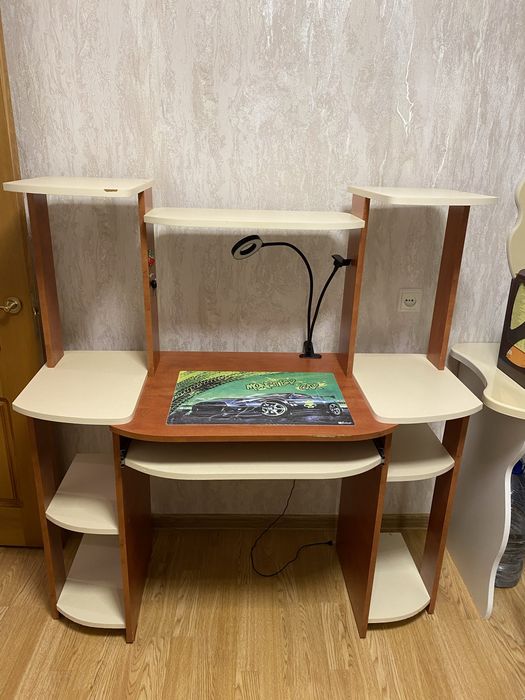 Срочно продается рабочий столик для школьников