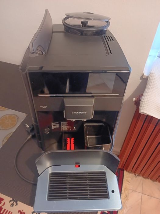 Vând aparat de cafea automat Siemens EQ6 Plus S400, în stare foarte bună, perfect funcțional. Aparatul a fost folosit cu grijă, curățat regulat