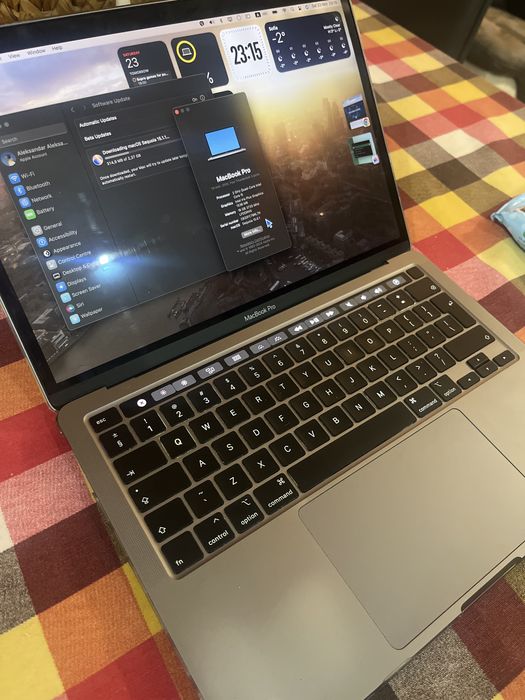 Macbook Pro 13' 2020 w/ touchbar , 16 GB, 512 GB SSD, Retina