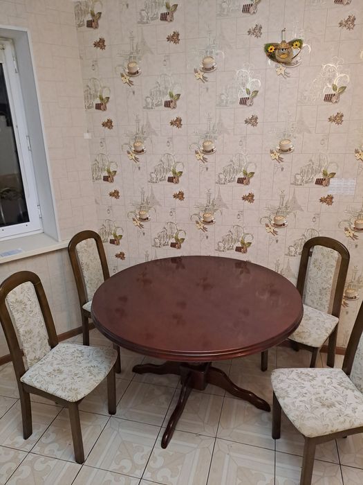 Продам круглый стол со стульями