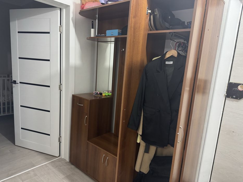 Продам Шкаф в прихожую. Торг есть