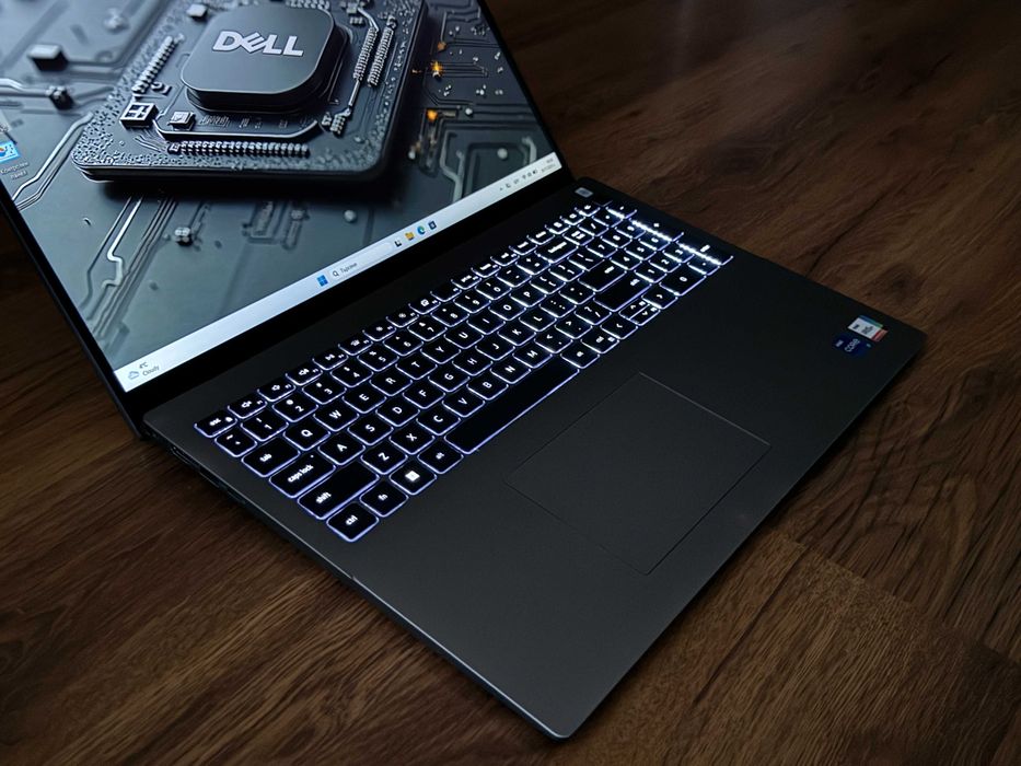НОВ 16 WUXGA i7-1360p DELL Vostro 5630 16GB LPDDR5/512GB NVMe/Гаранция