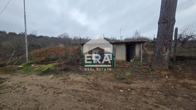 Ъглов парцел за продажба с одобрен ПУП , ведно с  едноетажна постройка