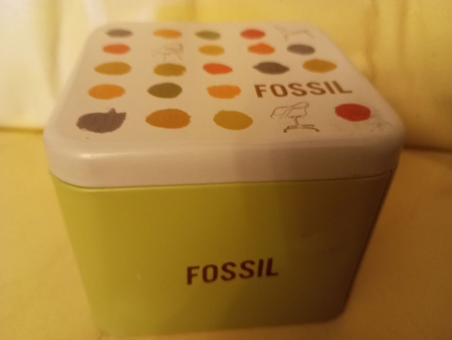 Часовник Fossil с кристали