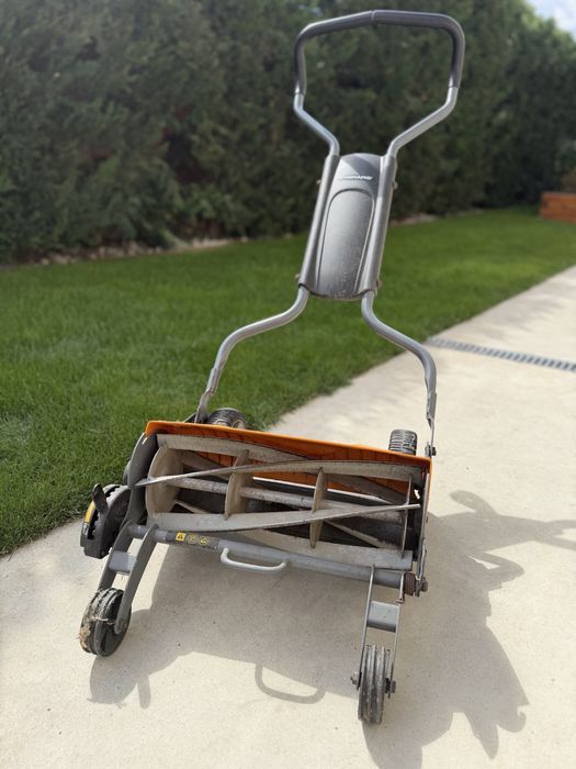 Fiskars Stay Sharp masina de tuns iarba cu cutit elicoidal