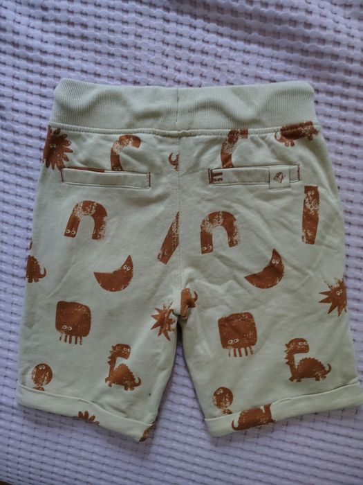 vand pantaloni scurti masura 104 baieti 20lei